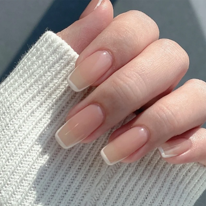 Kunstvolle Gel-Nägel mit elegantem French-Tip Karnz