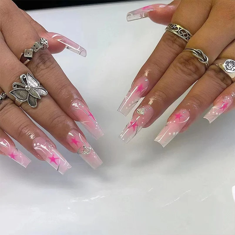 Kunstvolle Gel-Nägel mit elegantem floralem Design Karnz