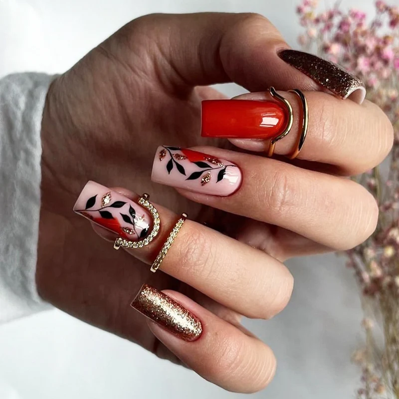 Kunstvolle Gel-Nägel mit elegantem Floral-Design und Glitzerakzenten Karnz