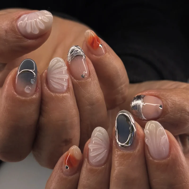 Kunstvolle Gel-Nägel mit elegantem Chrom-Effekt Karnz