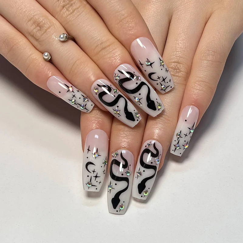 Kunstvolle Gel-Nägel mit elegantem 3D-Motiv und Glitzerakzenten Karnz