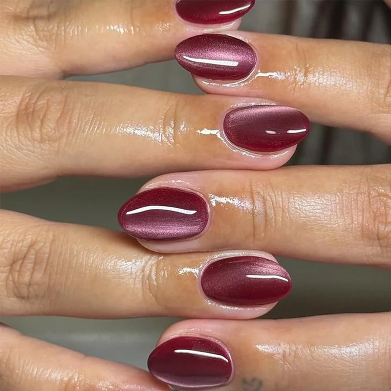 Kunstvolle Gel-Nägel in elegantem Hochglanz Finish Karnz