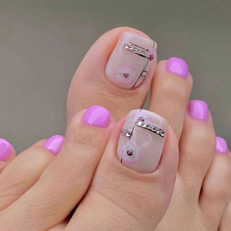 Kunstvolle Fußnagelkunst mit Glitzerakzenten Karnz
