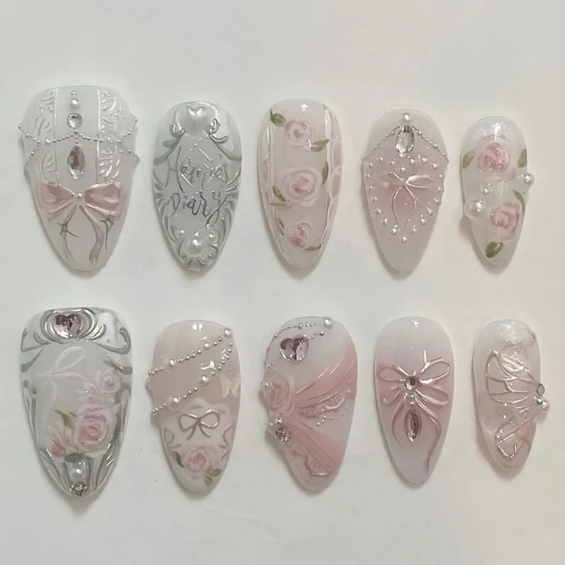 Künstlerische Nagelverlängerungen mit eleganter Blütenverzierung Karnz