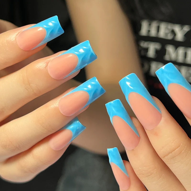 Künstlerische Gel-Nägel mit modernem Design Karnz