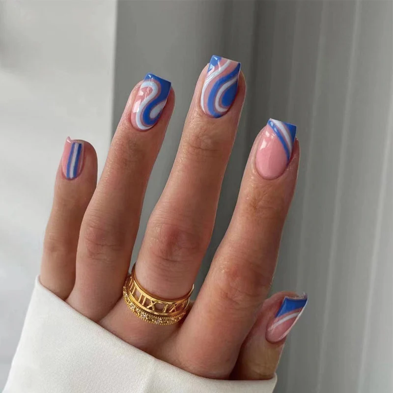 Kreative Nailart mit abstrakten Designs Karnz