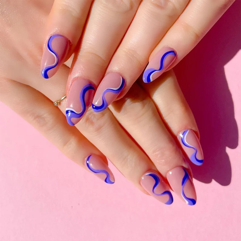 Kreative Nagelkunst mit Wellen-Muster Karnz