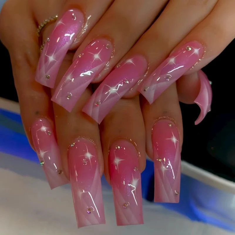 Lange Acrylnagelerweiterungen mit Glitzerakzenten Karnz