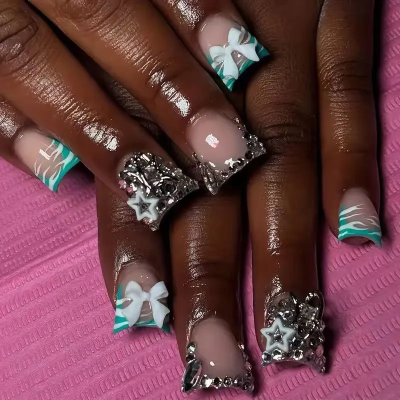 Glamouröse dekorative Nagelverzierungen Karnz