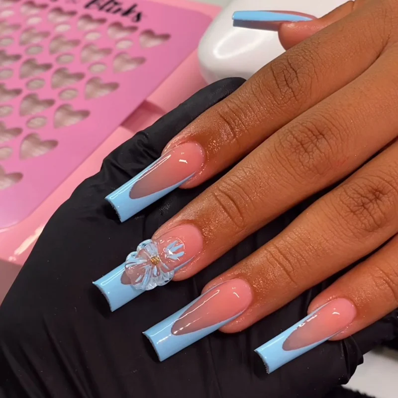 Blumenverzierte Nagelverzierungen Karnz
