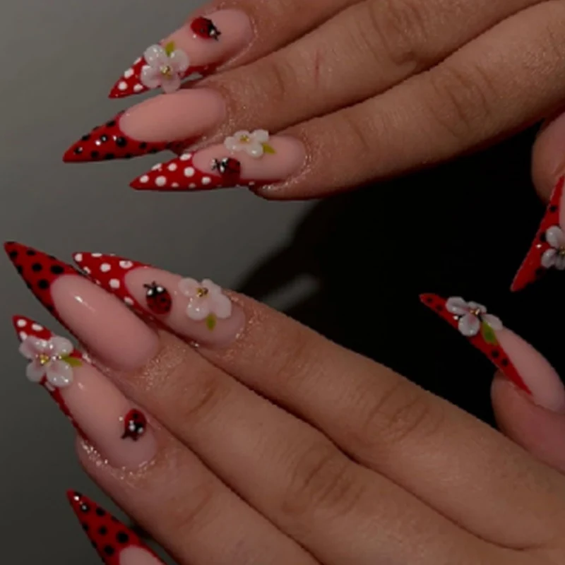 Künstlerische Press-On Nägel mit floralem und gepunktetem Design Karnz
