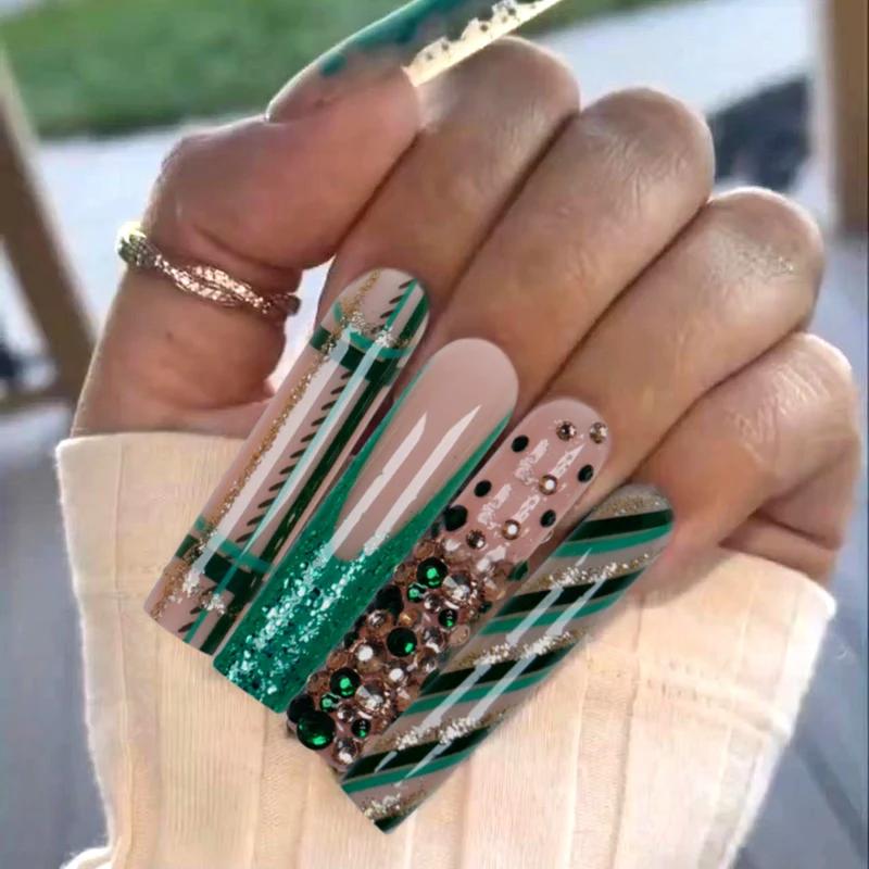 Künstlerisches Press-On-Nagelset mit glamourösen floralen Akzenten Karnz