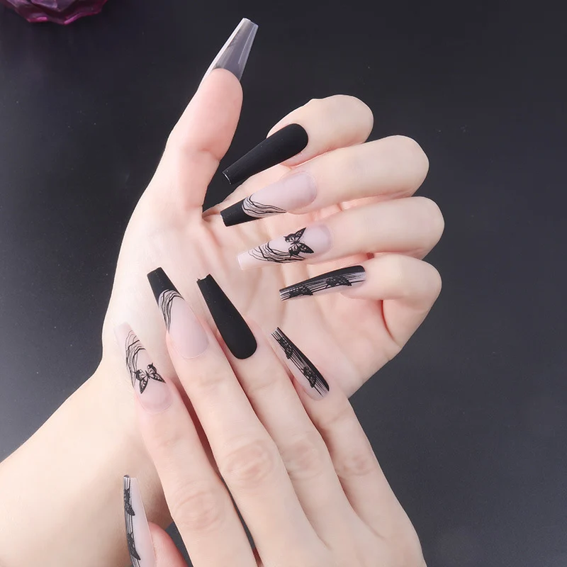Künstlerisches Press-On-Nagelset mit komplizierten Mustern Karnz