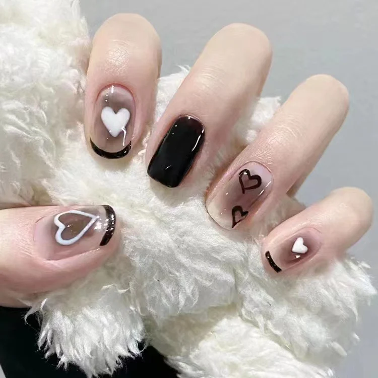 Künstlerisches Press-On-Nagelset mit Herz- und Grafikdesign Karnz