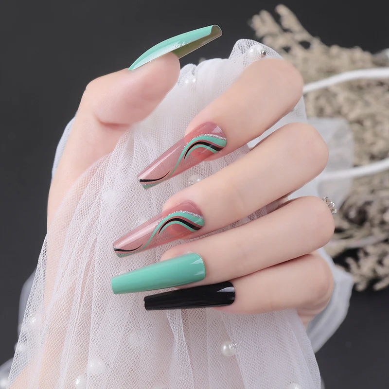 Künstlerisches Press-On Nagelset mit geometrischem Wellenmuster Karnz