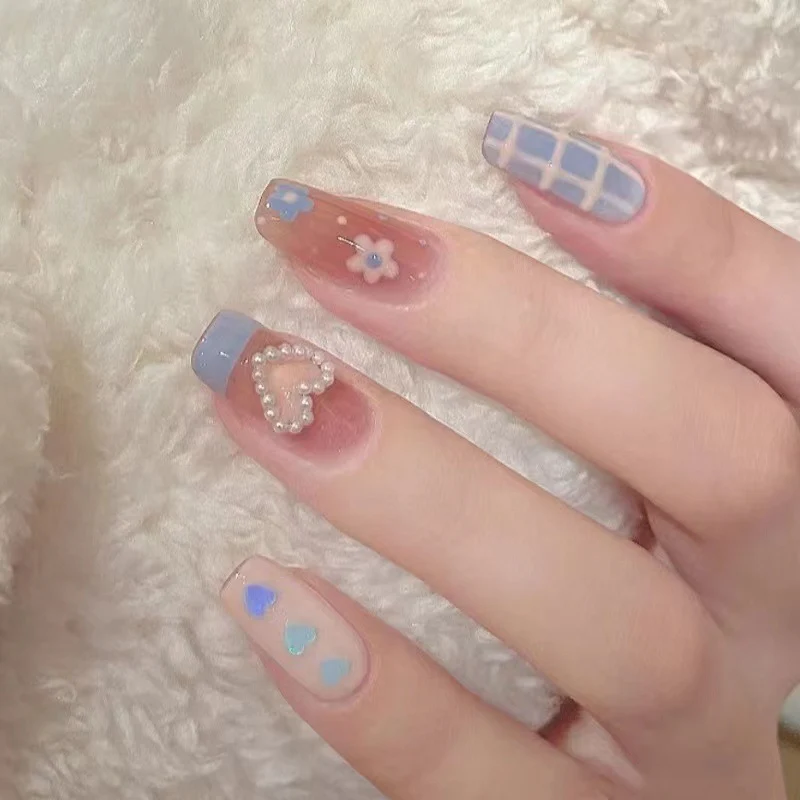 Künstlerisches Press-On Nagelset mit floralen und Herzdesigns Karnz