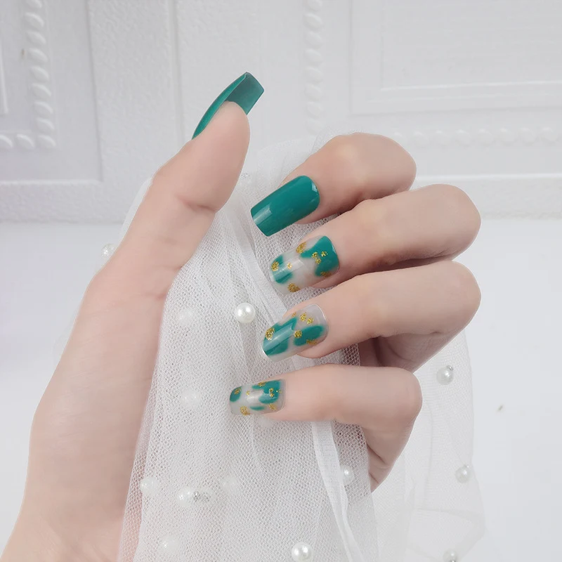 Künstlerisches Press-On-Nagelset mit floralen und goldenen Akzentdesigns Karnz