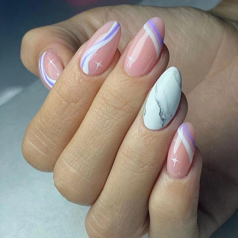 Künstlerisches Press-On Nagelset mit abstrakten Marmor- und Verlaufsdesigns Karnz