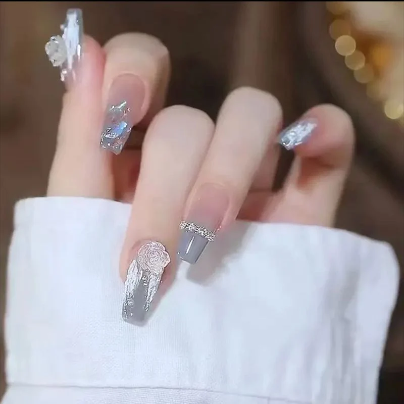 Künstlerische Press-On-Nagelerweiterungen mit 3D-Blumenakzenten Karnz