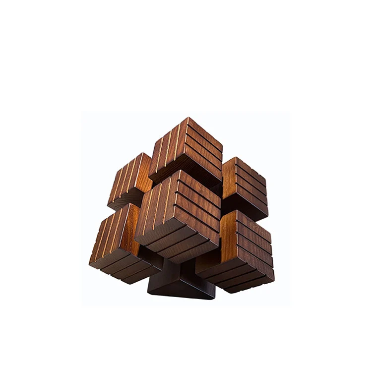 Künstlerische Holzskulptur