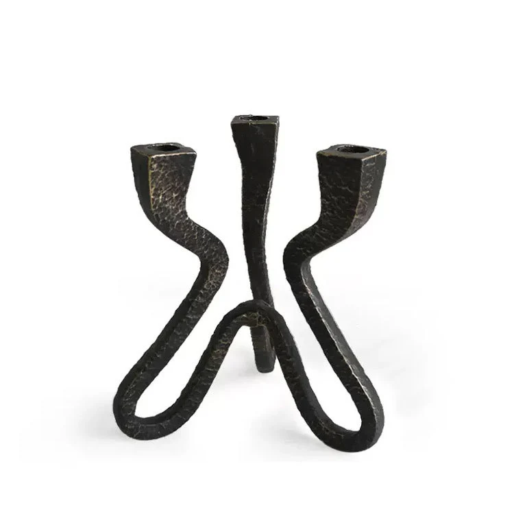 Künstlerischer Metallkerzenständer