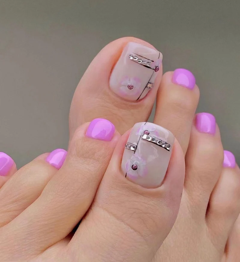 Kunstvolle Fußnagelkunst mit Glitzer- und geometrischen Akzenten Karnz