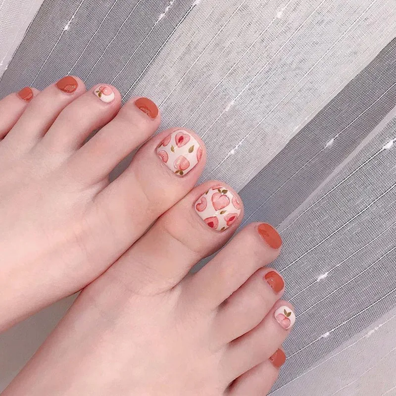 Kunstvolle Fußnagelkunst mit fruchtigem Design Karnz