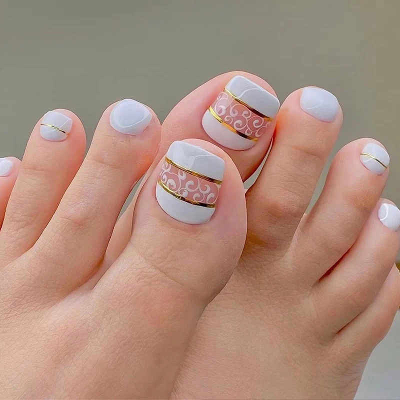 Kunstvolle Fußnagelkunst mit eleganten goldenen Akzenten Karnz