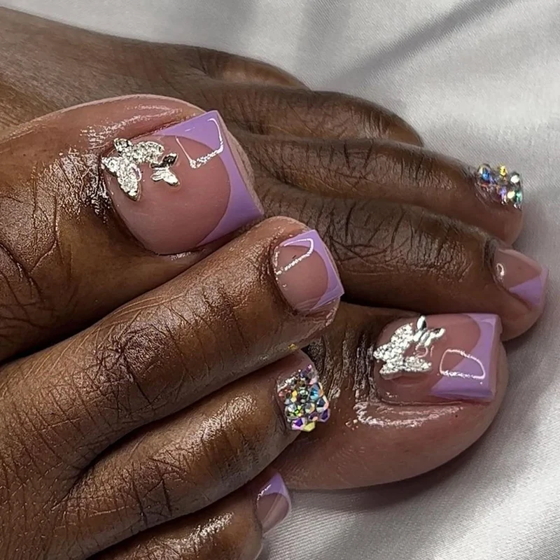 Kunstvolle Fußnagelkunst mit eleganten Glitzerverzierungen Karnz
