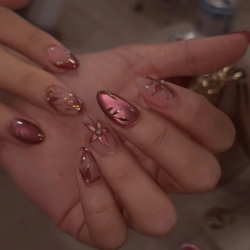 Kunstvolle Nagelverlängerungen mit retro-inspiriertem floralem Design Karnz