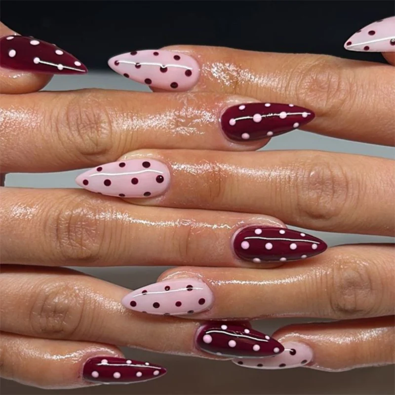 Kunstvolle Nagelverlängerungen mit Punkten und Eleganten Akzenten Karnz