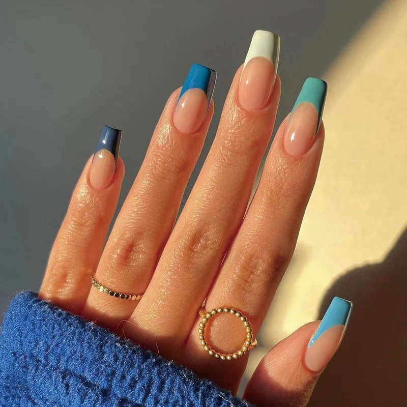Kunstvolle Nagelverlängerungen mit präzisem Farbverlauf und eleganten Akzenten Karnz