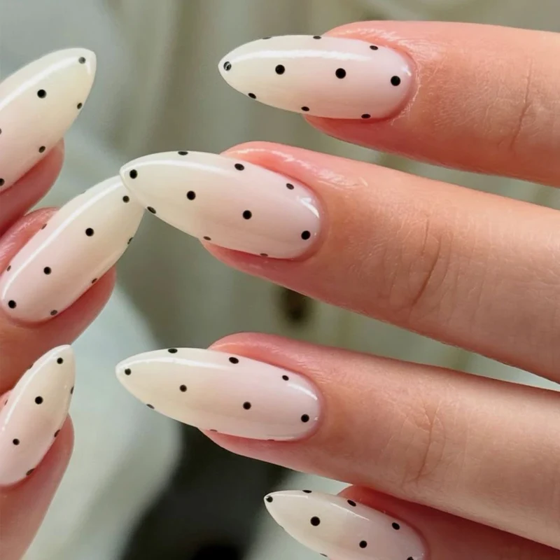 Kunstvolle Nagelverlängerungen mit Polka-Dots Karnz