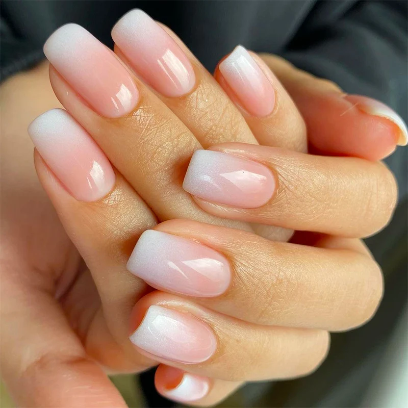 Kunstvolle Nagelverlängerungen mit Ombre Design Karnz