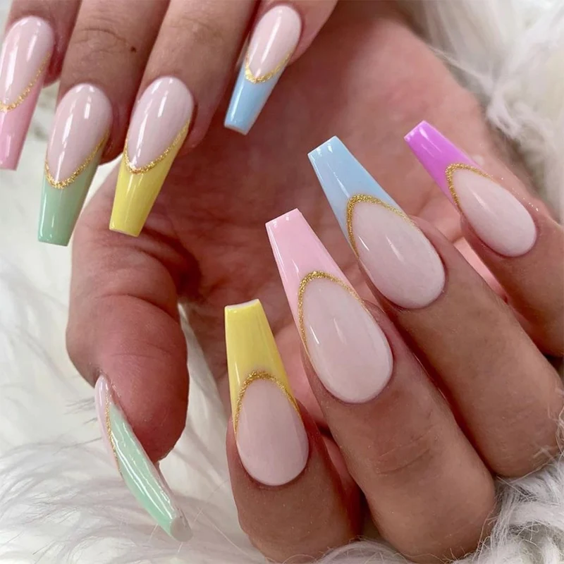 Kunstvolle Nagelverlängerungen mit modernem Farbdesign und Glitzer Karnz