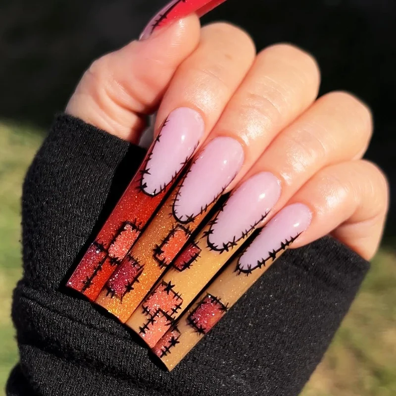 Kunstvolle Nagelverlängerungen mit kreativen Zierstichen Karnz