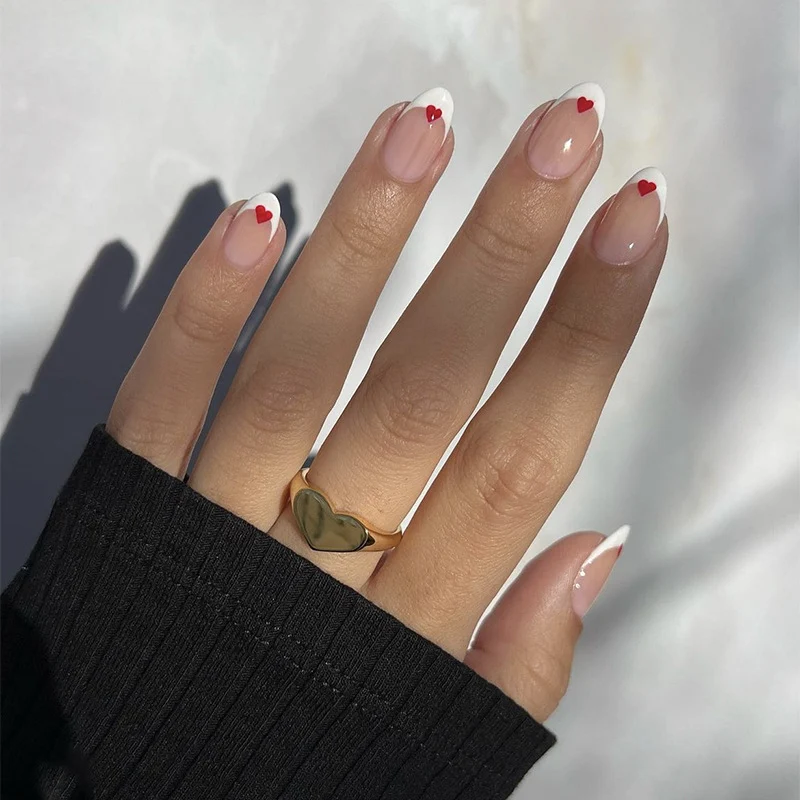 Herzgeschmücktes French Tip Nagelset Karnz