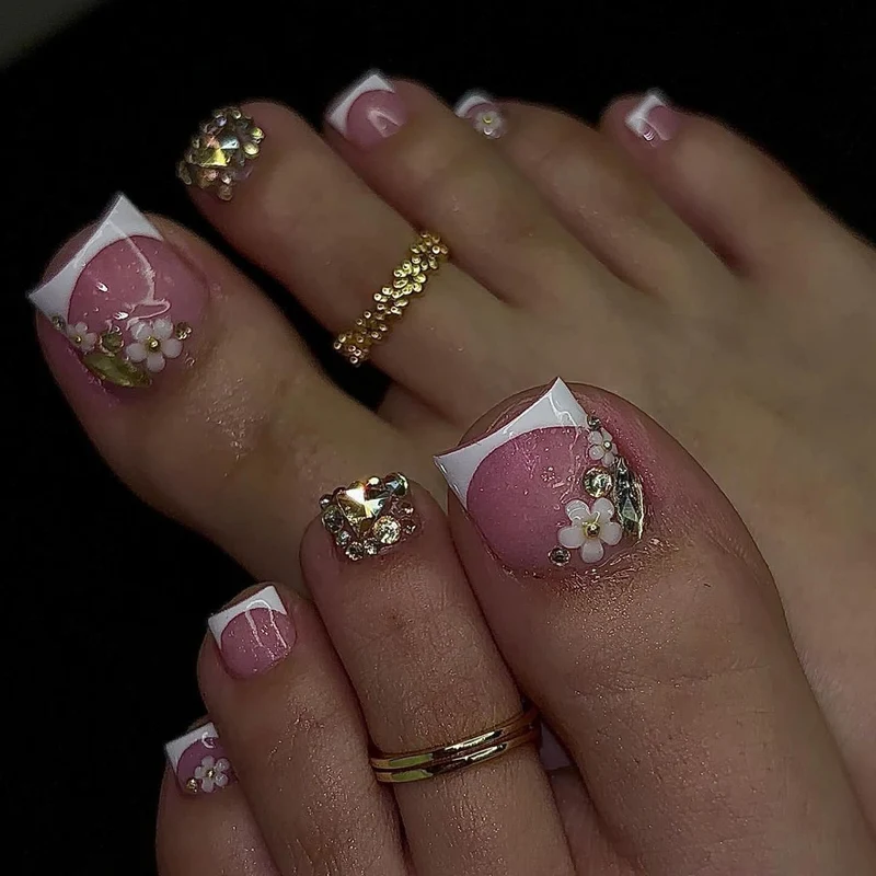 Kunstvolle Fußnagelkunst mit eleganten Blüten- und Glitzerakzenten Karnz