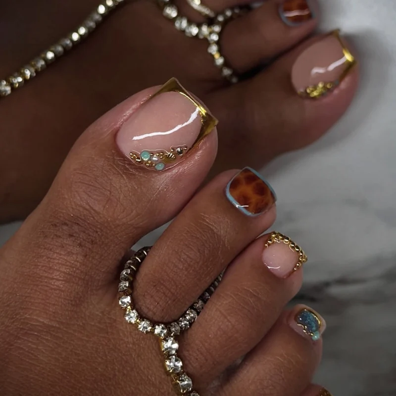 Kunstvolle Fußnagelkunst mit elegantem Gold-Design Karnz