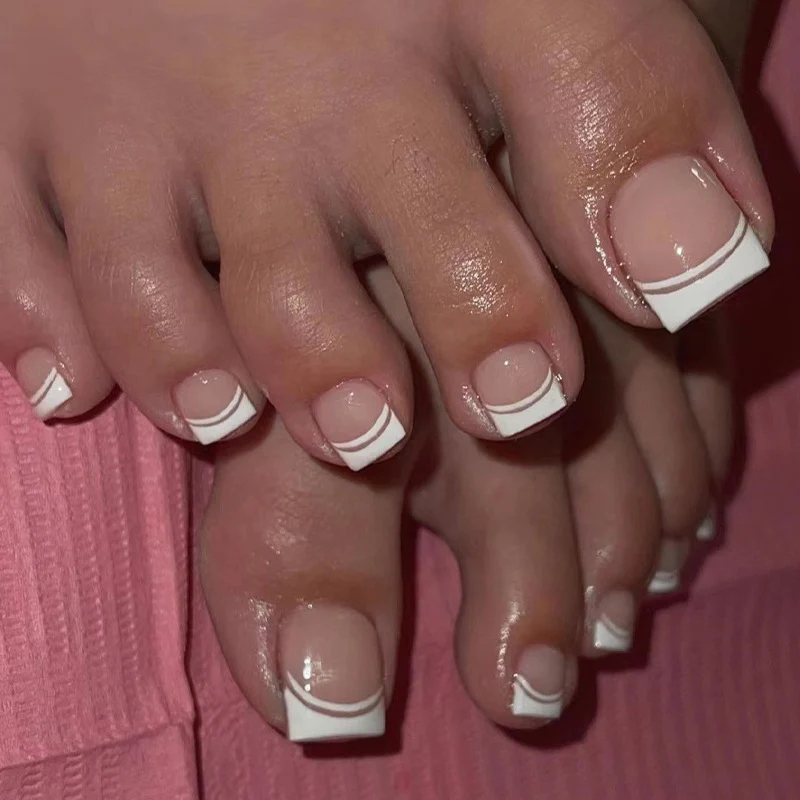 Kunstvolle Fußnagelkunst mit elegantem French-Tip Design Karnz