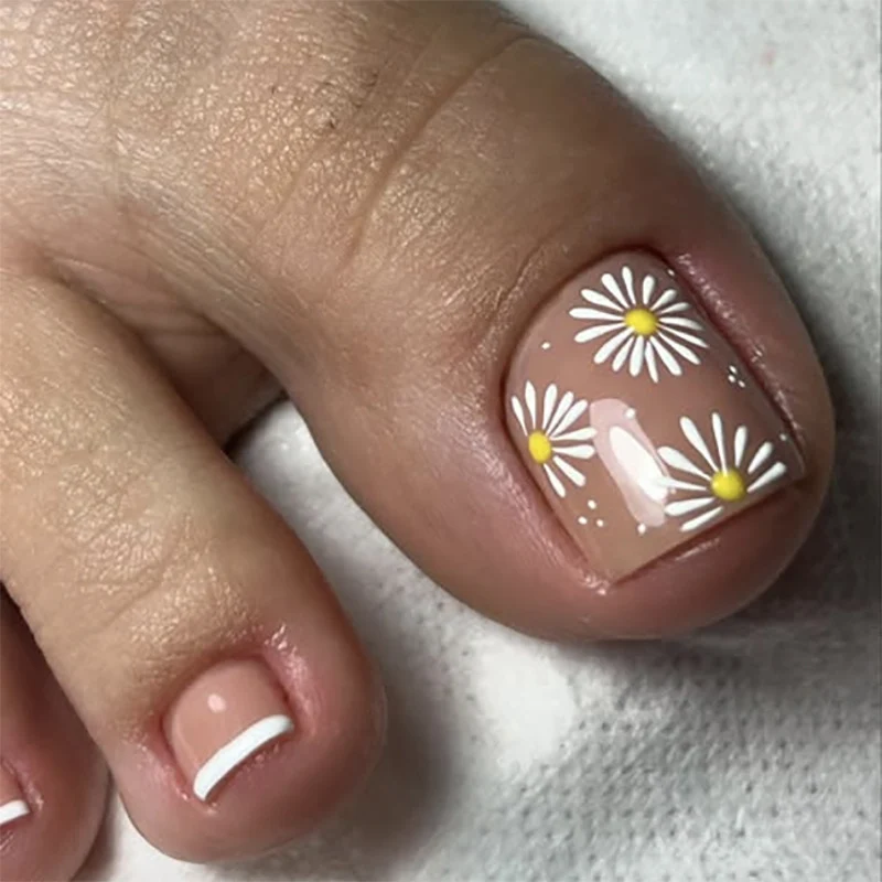 Kunstvolle Fußnagelkunst mit Blütenmotiven Karnz