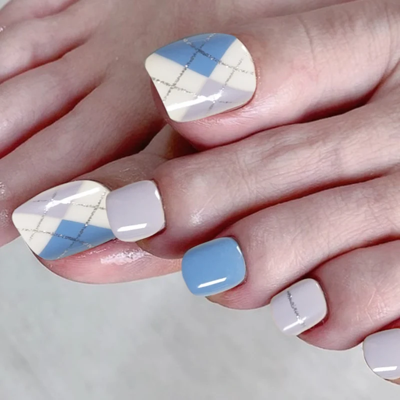 Kunstvolle Fußnagelkunst im modernen Design Karnz