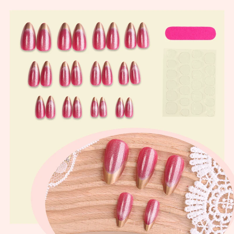 Kunstnagelset mit eleganten Goldspitzen Karnz