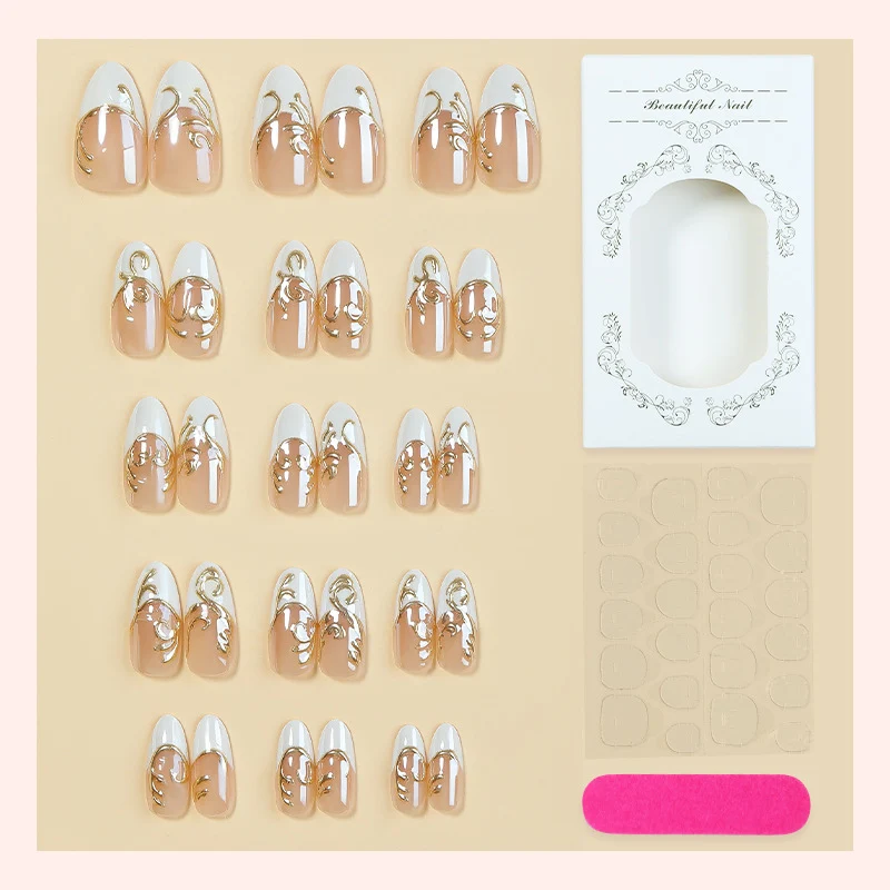 Kunstnagelset mit eleganten goldenen Verzierungen Karnz