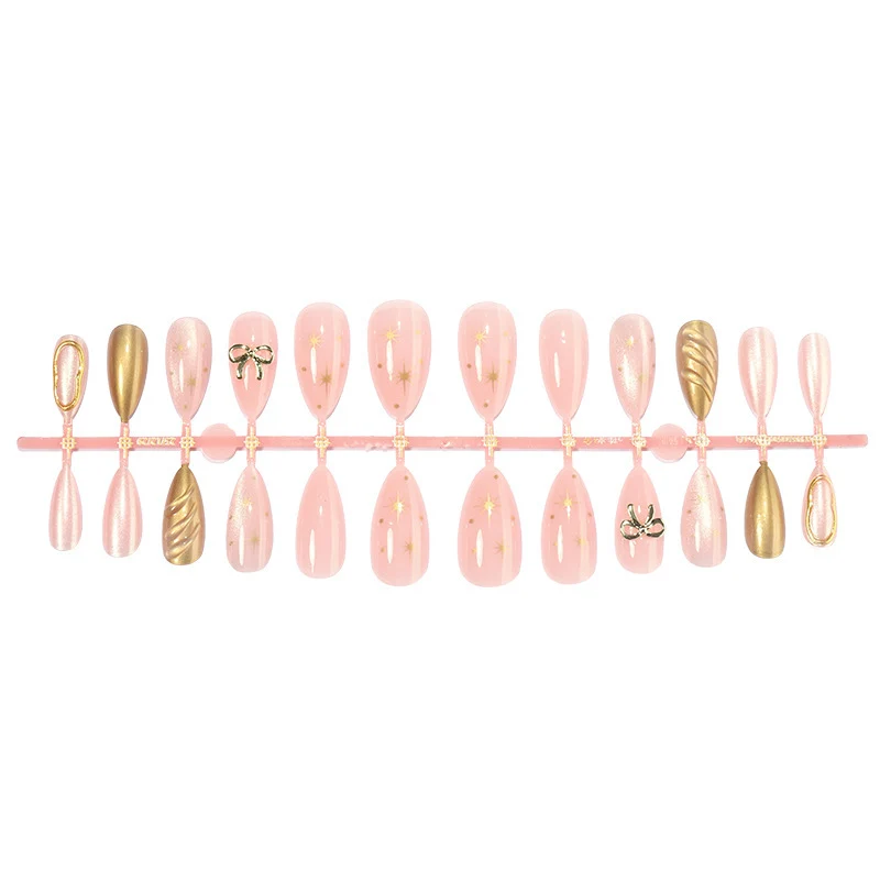 Kunstnagelset mit eleganten goldenen Akzenten Karnz