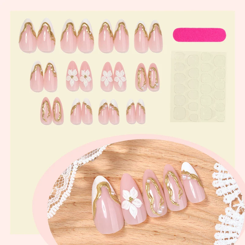 Kunstnagelset mit eleganten Goldakzenten und Blumendekoren Karnz