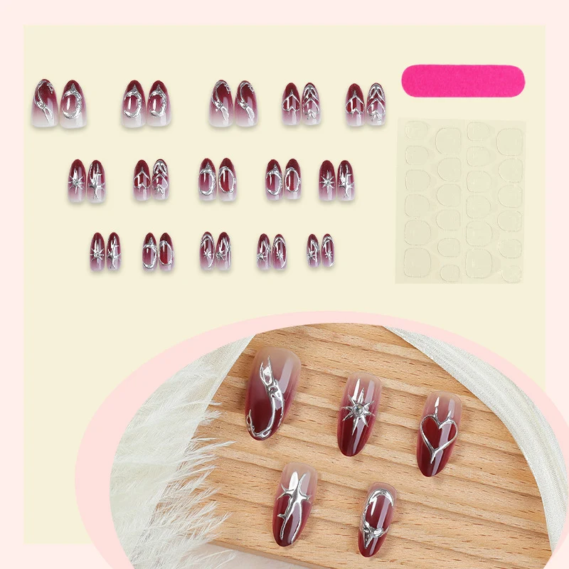 Kunstnagelset mit eleganten Glitzerakzenten und floralen Details Karnz
