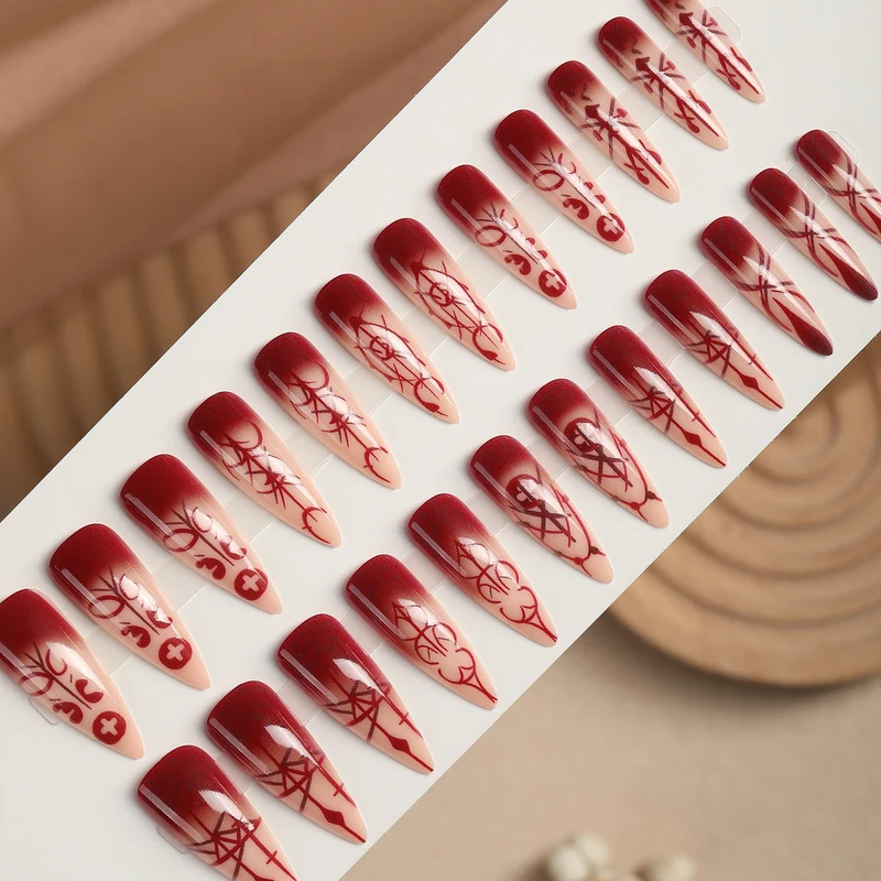 Kunstnagelset mit eleganten, geometrischen Designs Karnz