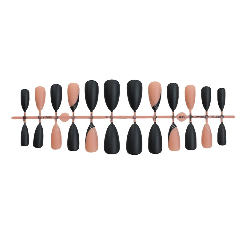 Kunstnagelset mit eleganten Formen und Oberflächen Karnz