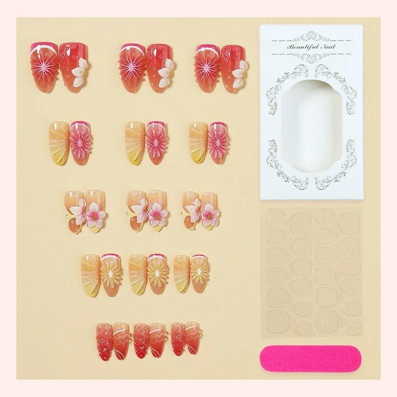Kunstnagelset mit eleganten floralen Details und Glitzereffekten Karnz